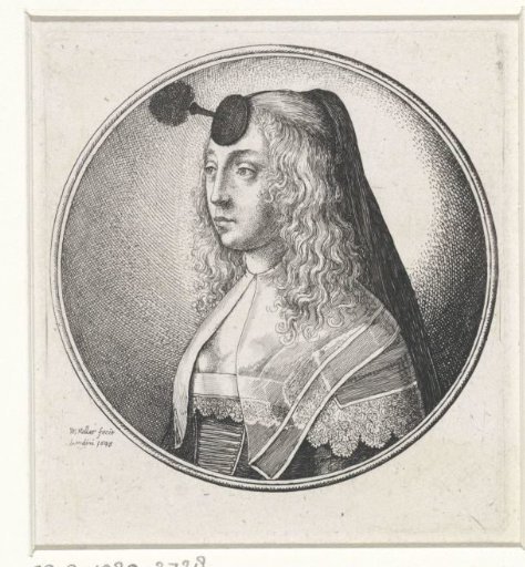 Woman with a sheer collar and houpette