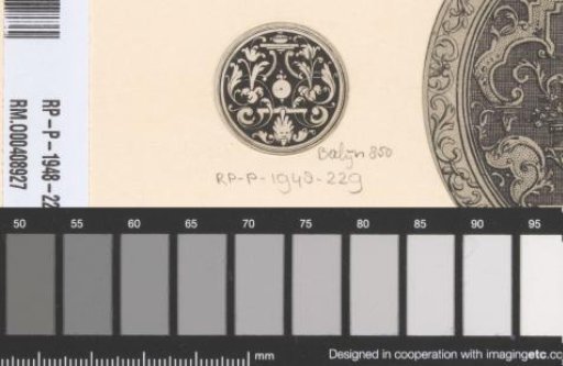 Circular filling with leaf motifs