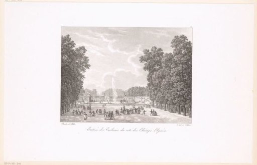 Walkers at the entrance of the Garden of the Tuileries