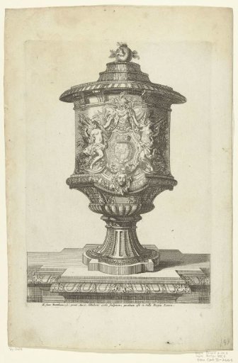 Vase with the coat of arms of Great Britain