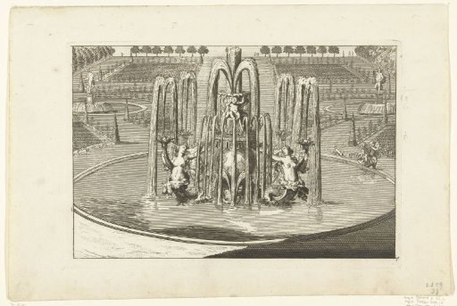 Round basin with a crown from which water spurts