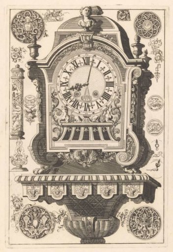 Pendulum crowned with a bust