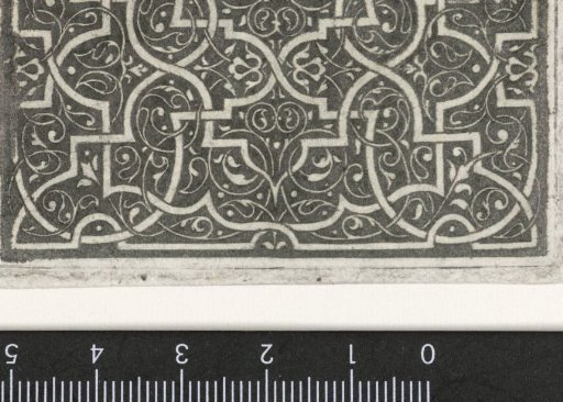Moors and arabesques in a four-times mirrored motif
