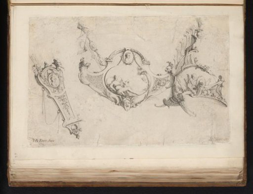 Cartouche, quiver and helmet