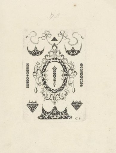 Pendant with an oval border