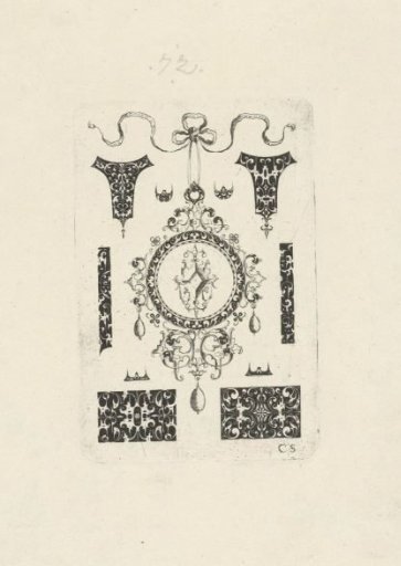 Pendant with a rhomboid decoration