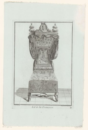 Bed with canopy and medallion