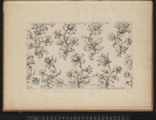 Flat ornament with flowers