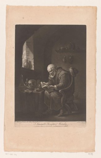Oude man leest aan een tafel