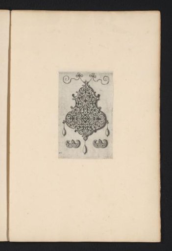 Pendant with arabesque