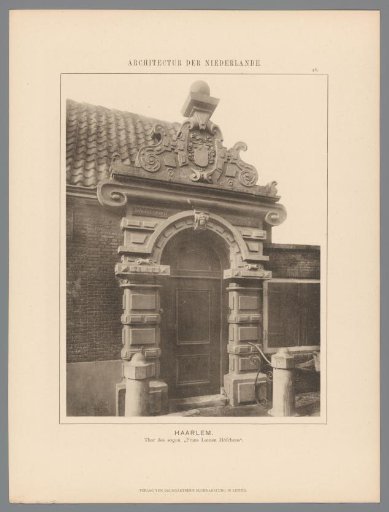 View of the gate of the Frans Loenenhofje in Haarlem