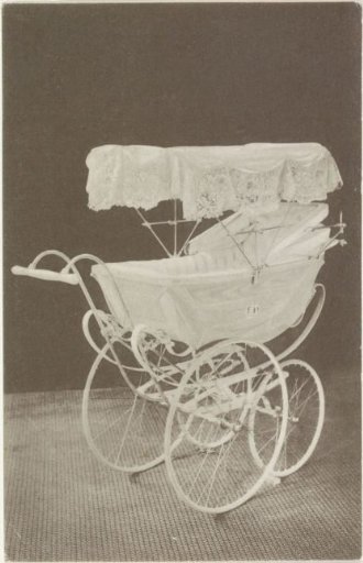 Baby carriage donated to Wilhelmina, Queen of the Netherlands, by the women of Zeeland on the occasion of the birth of Juliana, Queen of the Netherlands, on 30 April 1909