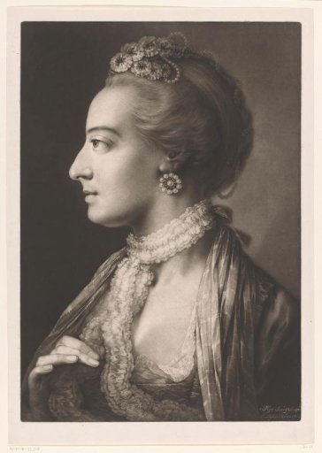 Woman with a lace collar, pearl earrings and diadem