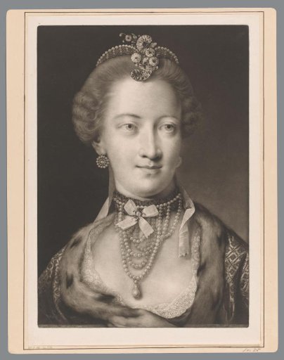 Woman with a string of pearls, earrings, diadem and bow