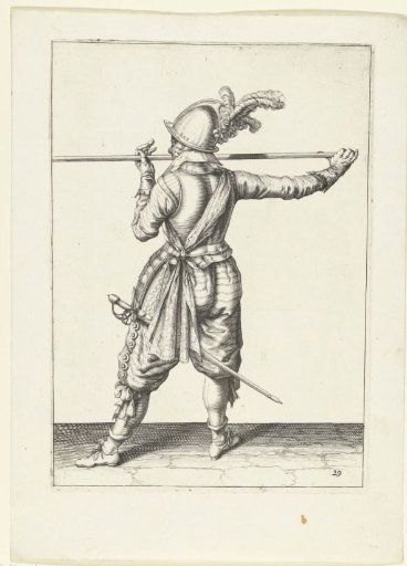 Soldier, seen from behind, carrying his spear horizontally at nose height with both hands, his right hand at the butt of the weapon, his face turned to the left