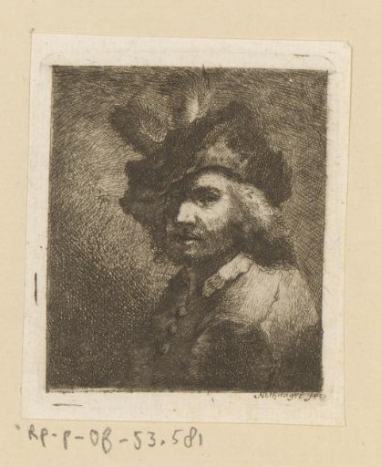 Man with a beret with feathers slanted on his head