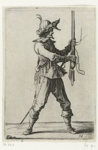 Standing soldier with a musket in both hands, turned to the right