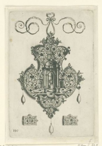 Front of a pendant: niche with dome and side aisles