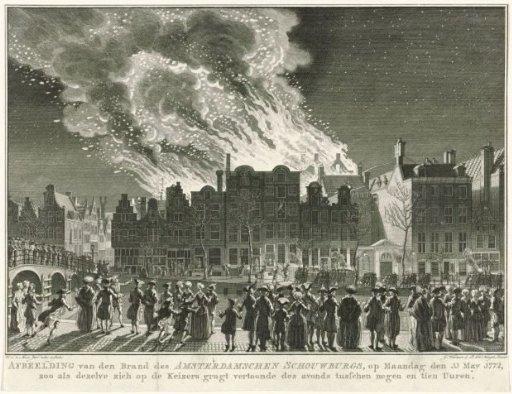 Fire of the theatre on the Keizersgracht in Amsterdam seen from the opposite side, 1772