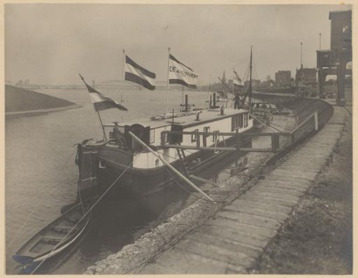 Wijnand Otto Jan Nieuwenkamp on the stern of his houseboat 'De Zwerver'