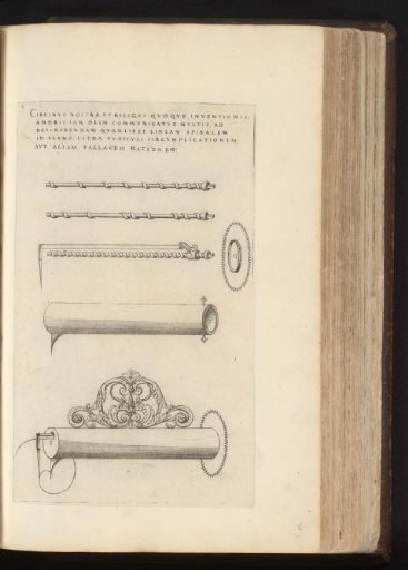 Compass for drawing spirals