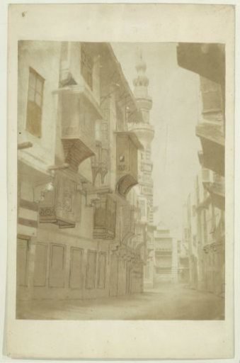 Gezicht op een straat met minaret in Cairo