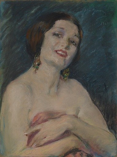 Model Holding Drapery