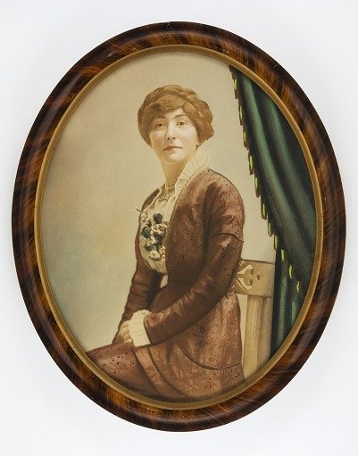 Woman in Brown Dress with "Medici" Collar